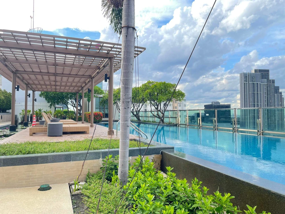 For rent, Ideo Mix Sukhumvit 103, beautiful patterned wallpaper throughout the room. Fully decorated with functions Book now, don't hesitate.