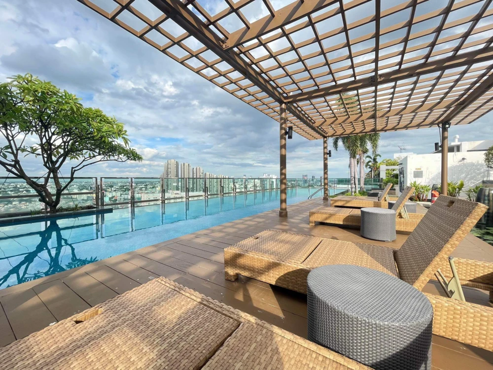 For rent, Ideo Mix Sukhumvit 103, beautiful patterned wallpaper throughout the room. Fully decorated with functions Book now, don't hesitate.