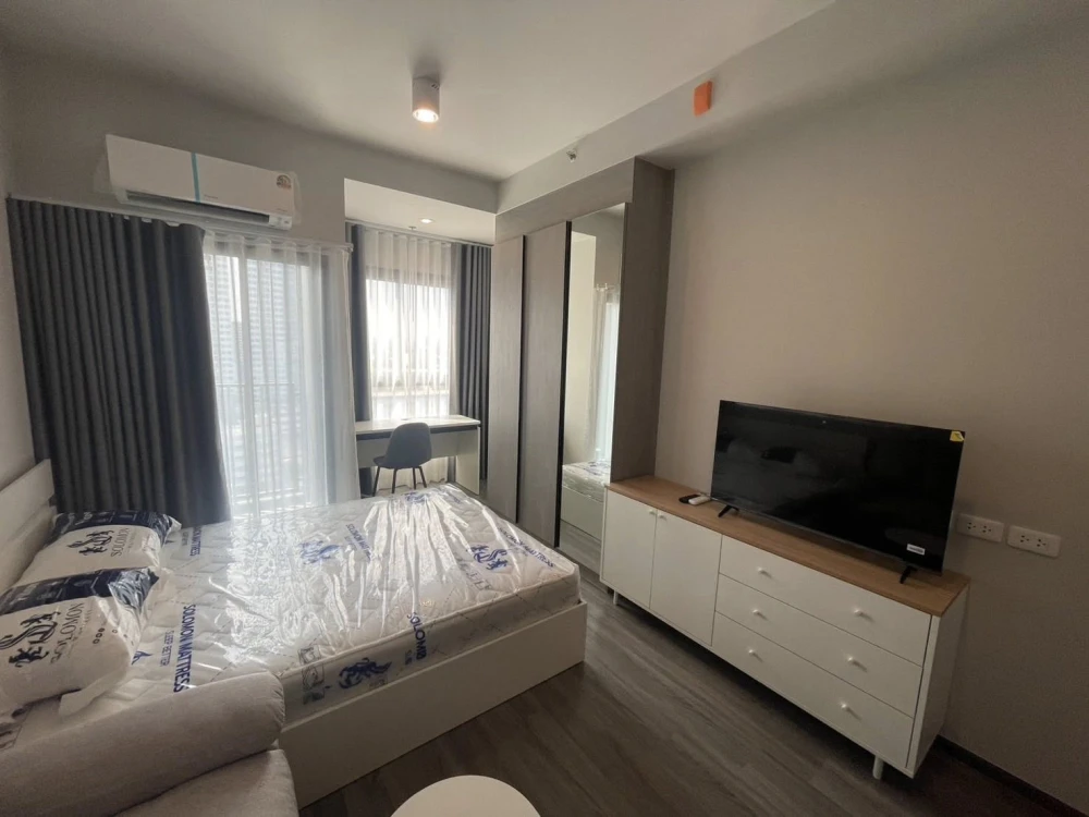 For rent: Ideo Ramkhamhaeng - Lamsalee Station, Studio room with clear glass partition between kitchen and bedroom. Interested? Reserve now!