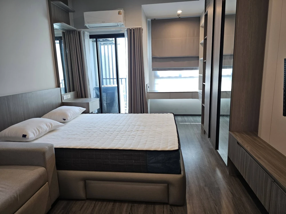 For rent: Ideo Ramkhamhaeng - Lamsali Station, studio room, 24 sq.m., fully furnished. Don't miss out!