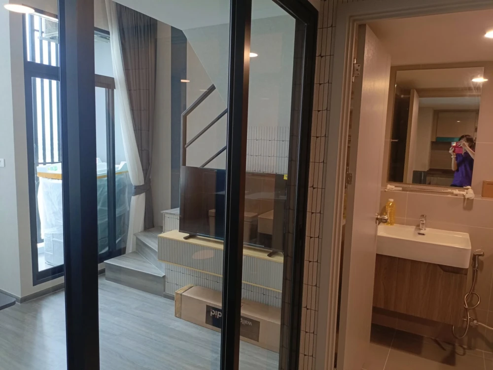 For rent: Ideo Ramkhamhaeng - Lamsalee Station. High ceiling, airy, modern style, river view, boats passing by, fully furnished. Interested? Reserve n