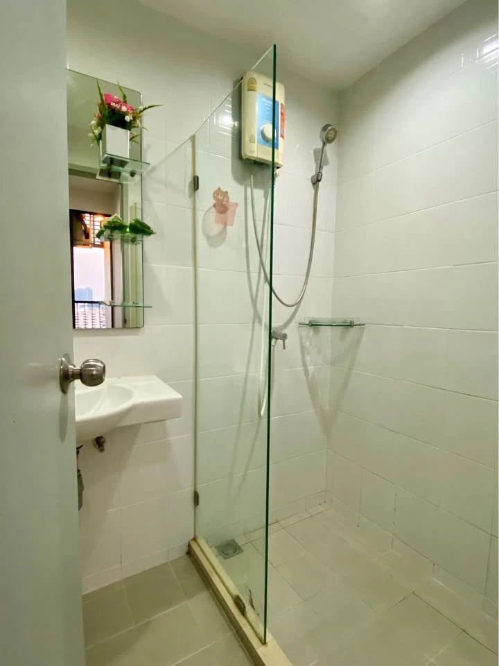 For rent: Ideo Sathorn-Tha Phra, 11th floor, swimming pool view, not hot, fully furnished, ready to move in, don't miss out if you book.
