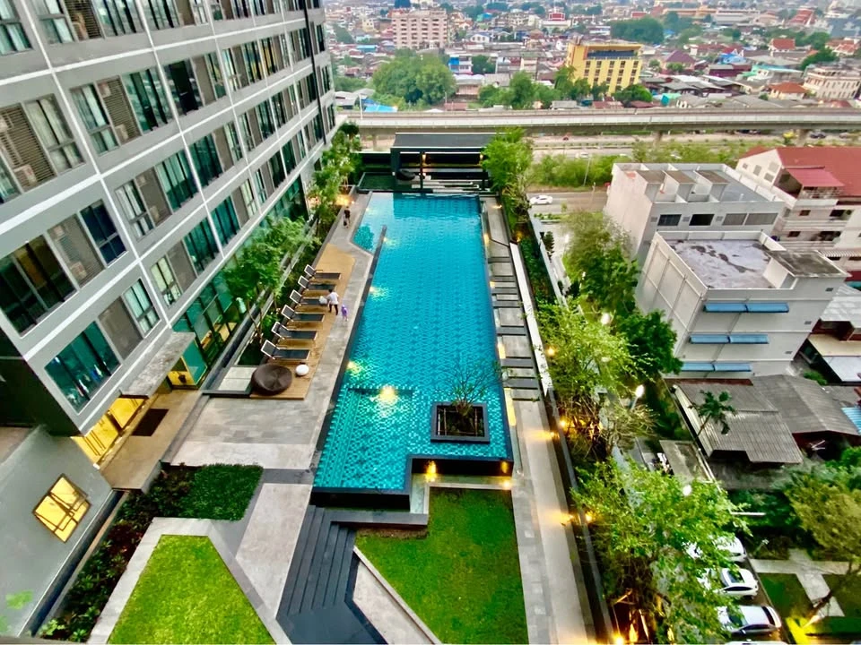 For rent: Ideo Sathorn-Tha Phra, 11th floor, swimming pool view, not hot, fully furnished, ready to move in, don't miss out if you book.