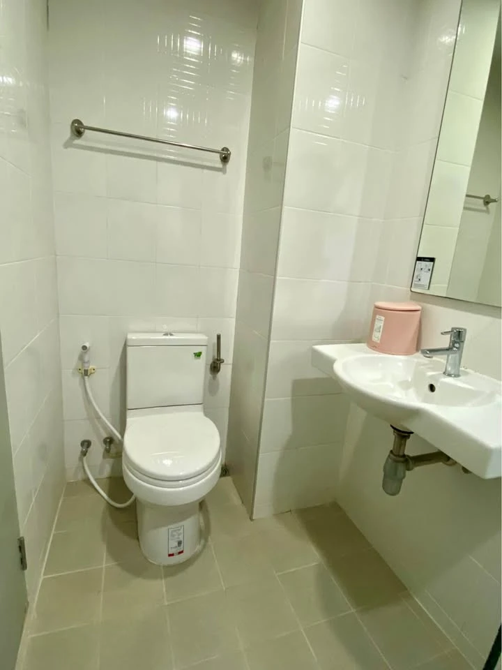 For rent: Ideo Sathorn-Tha Phra, 11th floor, swimming pool view, not hot, fully furnished, ready to move in, don't miss out if you book.
