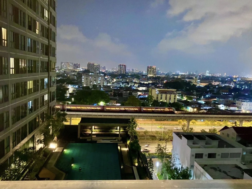 For rent: Ideo Sathorn-Tha Phra, 11th floor, swimming pool view, not hot, fully furnished, ready to move in, don't miss out if you book.