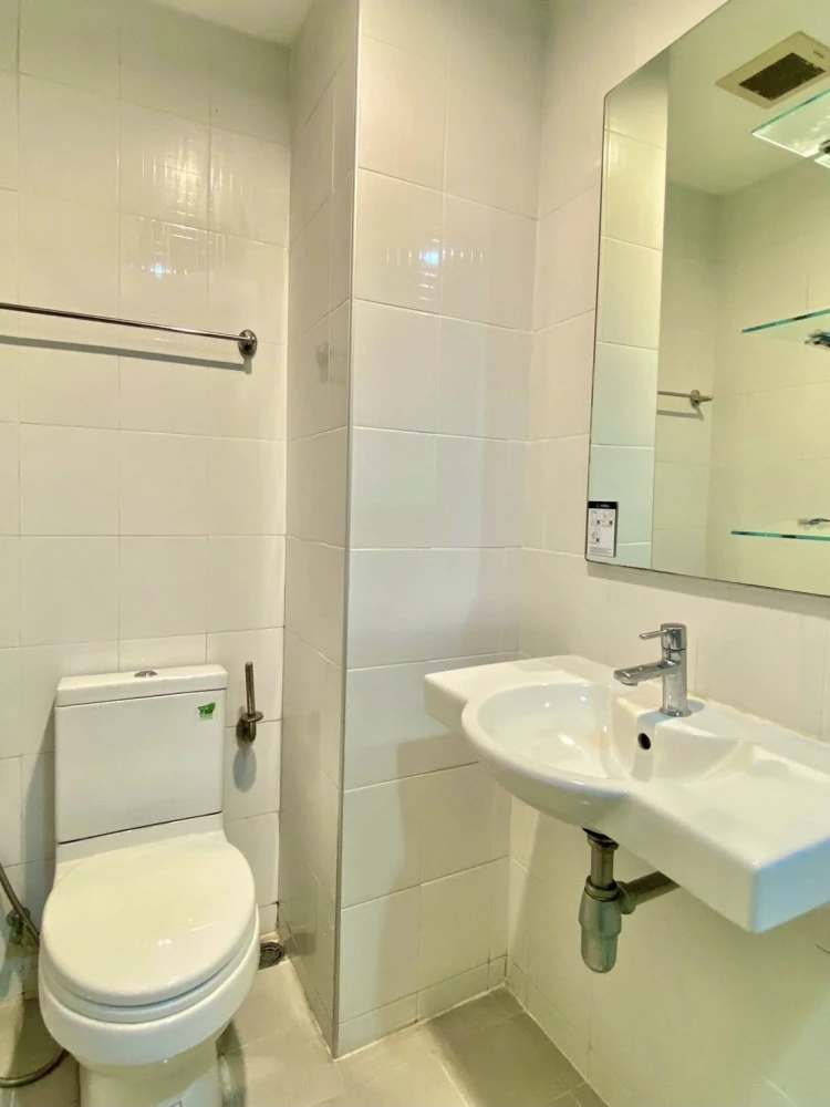 For rent: Ideo Sathorn-Tha Phra, 11th floor, swimming pool view, not hot, fully furnished, ready to move in, don't miss out if you book.