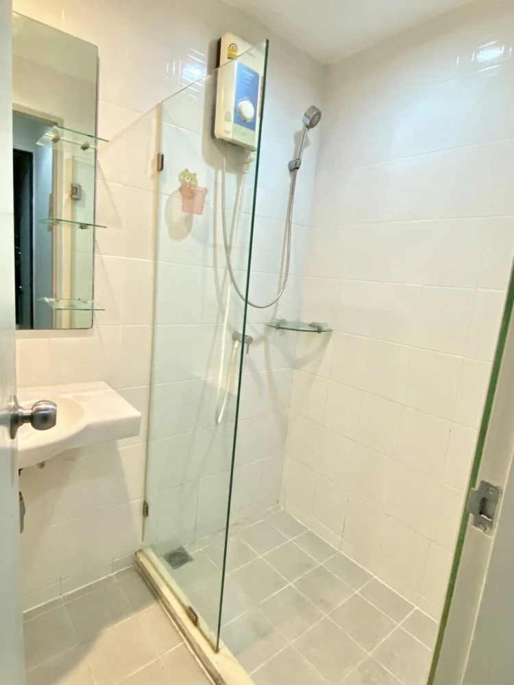 For rent: Ideo Sathorn-Tha Phra, 11th floor, swimming pool view, not hot, fully furnished, ready to move in, don't miss out if you book.