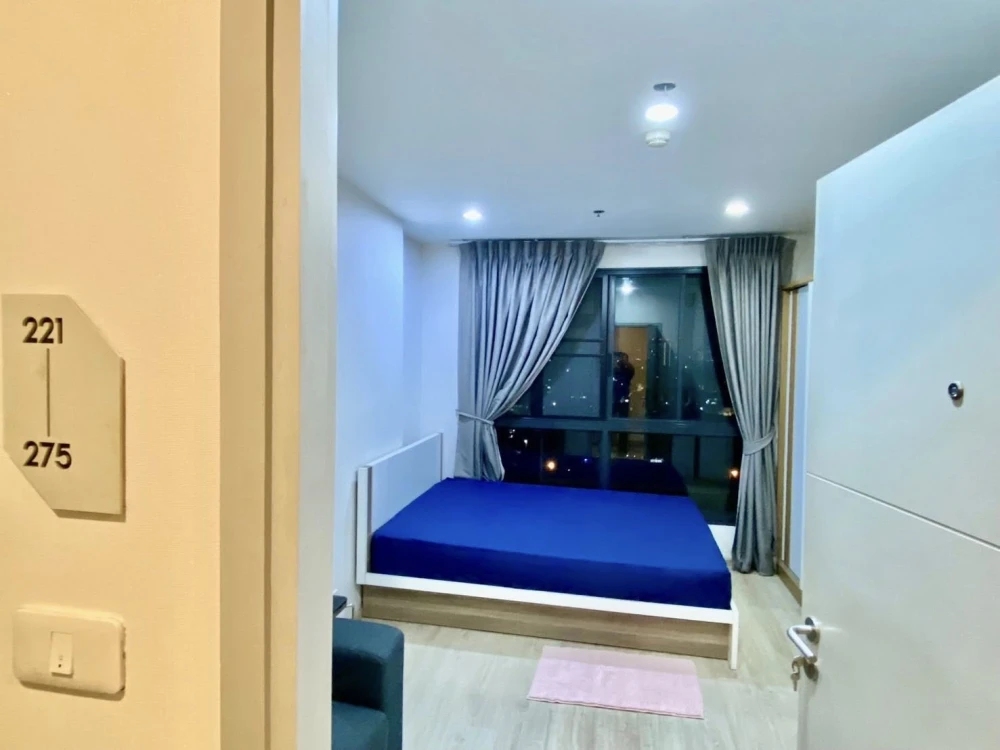 For rent: Ideo Sathorn-Tha Phra, 11th floor, swimming pool view, not hot, fully furnished, ready to move in, don't miss out if you book.