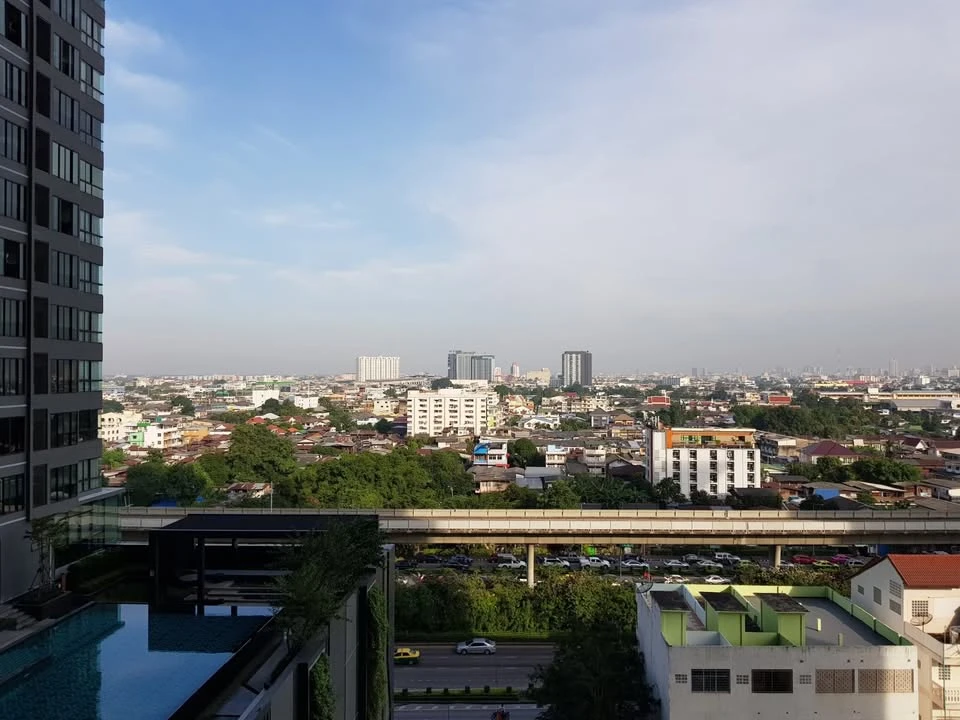 For rent: Ideo Sathorn-Tha Phra, studio room, beautifully decorated with wallpaper, airy and comfortable view, fully furnished, ready to move in.