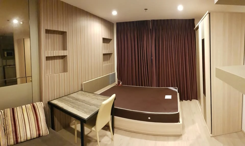 For rent: Ideo Sathorn-Tha Phra, studio room, beautifully decorated with wallpaper, airy and comfortable view, fully furnished, ready to move in.