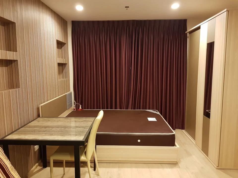 For rent: Ideo Sathorn-Tha Phra, studio room, beautifully decorated with wallpaper, airy and comfortable view, fully furnished, ready to move in.