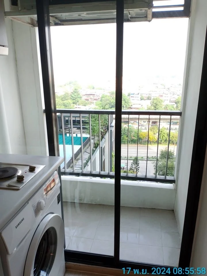 For rent: Ideo Sathorn-Tha Phra, studio room, beautifully decorated with wallpaper, airy and comfortable view, fully furnished, ready to move in.