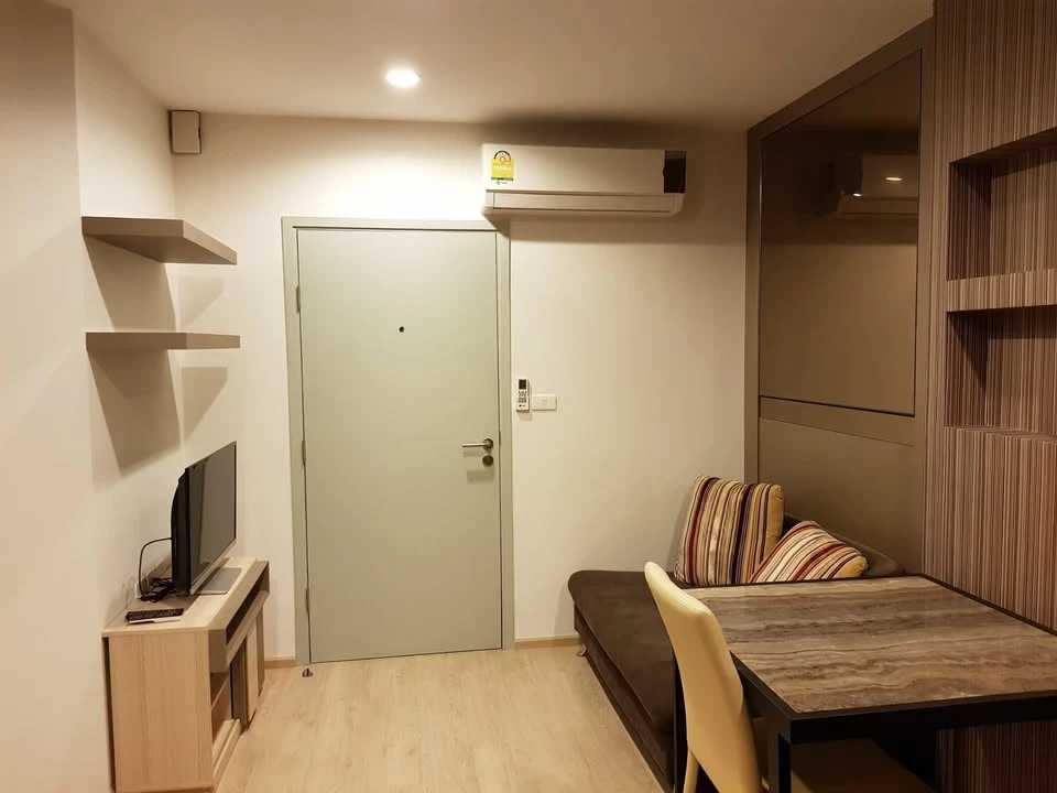 For rent: Ideo Sathorn-Tha Phra, studio room, beautifully decorated with wallpaper, airy and comfortable view, fully furnished, ready to move in.