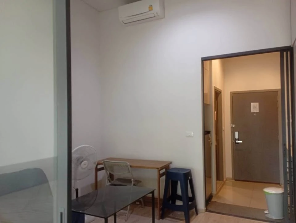 For rent, Ideo Sathorn-Wongwian Yai, 6th floor, complete with furniture and electrical appliances. Book now, don't miss out.