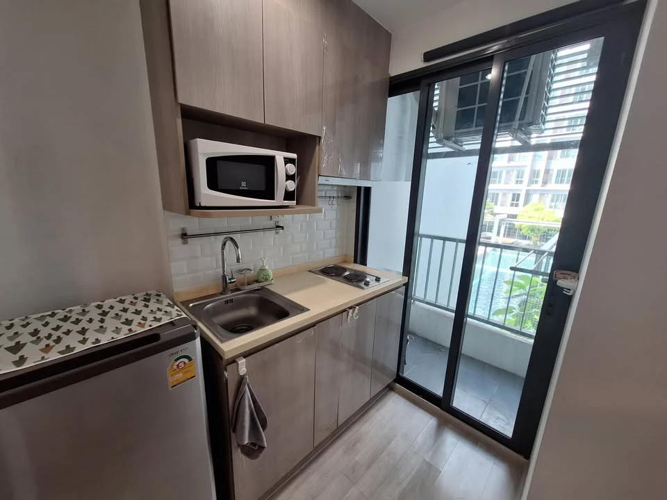 For rent: Ideo Mobi Charan-Interchange, 22 sq m room, wide frontage, pool view, separate kitchen, move in now, don't hesitate.