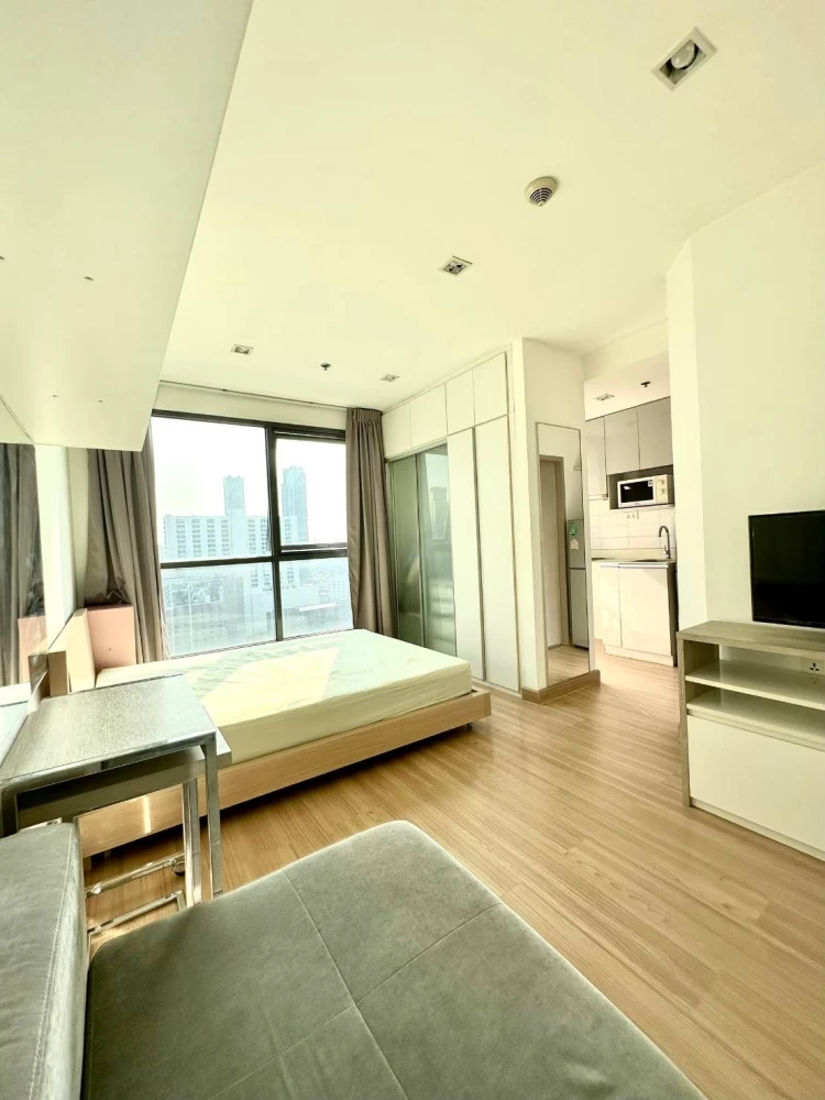 For rent: Ideo Mobi Phaya Thai, studio room, 19th floor, view of Sri Ayutthaya Road, excellent furniture, very worth booking