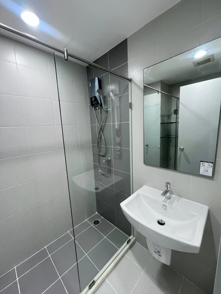 For sale: Ideo Mobi Wong Sawang Interchange, high floor, city view, fully furnished with appliances.