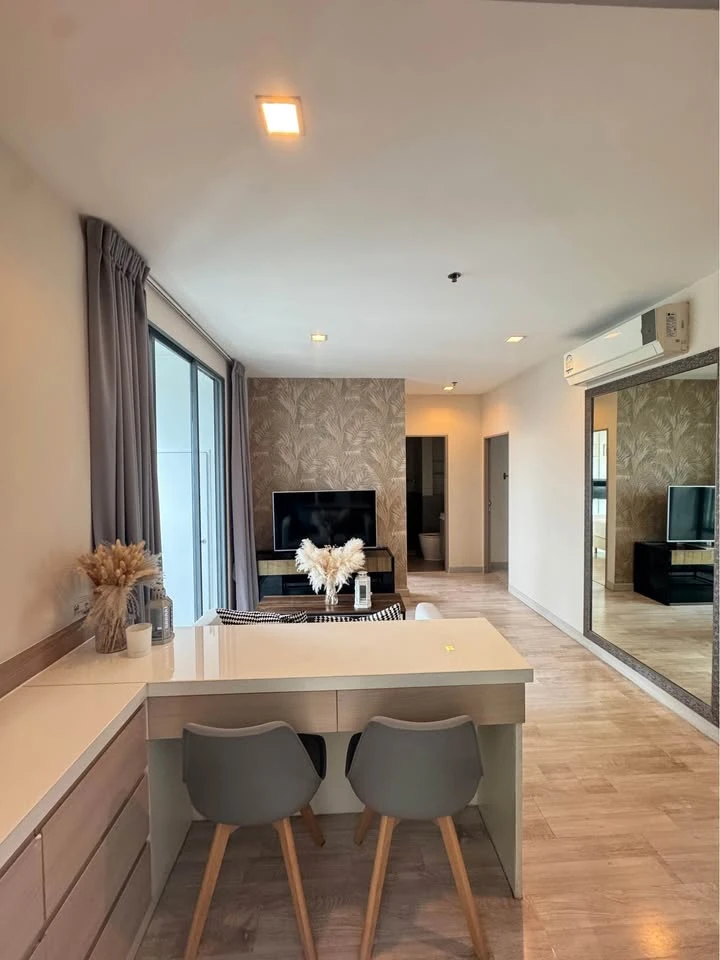 For rent: Ideo Mobi Sukhumvit, 7th floor, beautiful city view from corner room, quiet and private. I must say you must book.