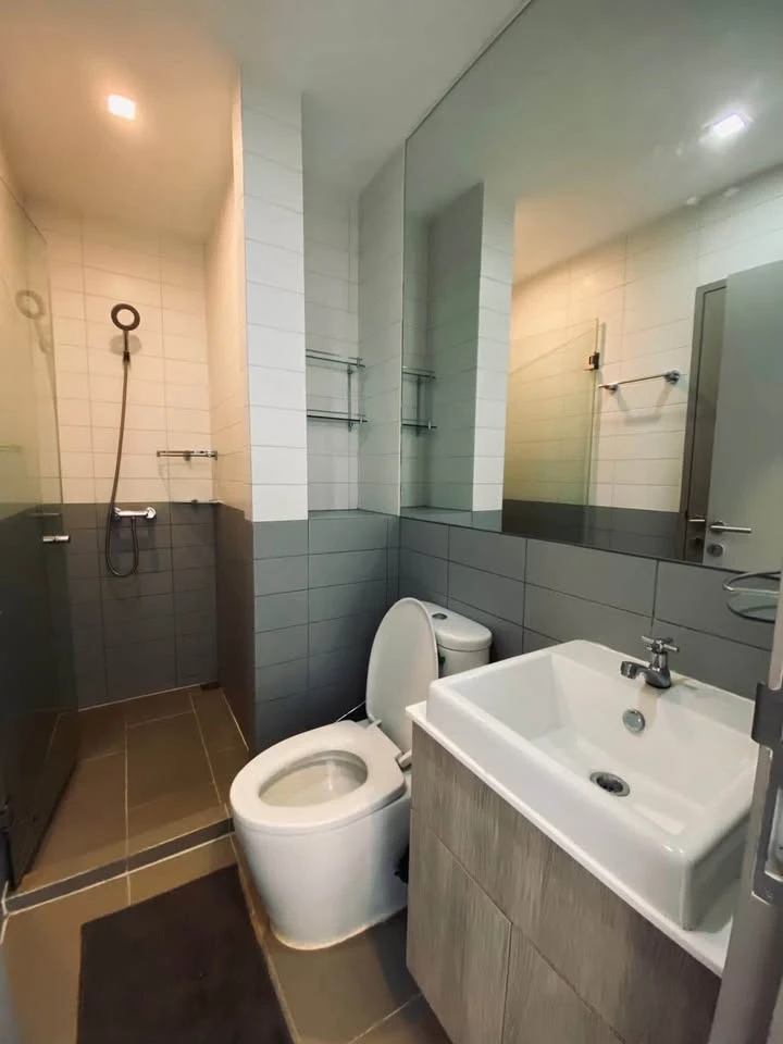 For rent: Ideo Mobi Sukhumvit, 7th floor, beautiful city view from corner room, quiet and private. I must say you must book.