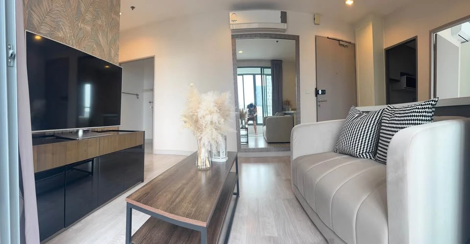 For rent: Ideo Mobi Sukhumvit, 7th floor, beautiful city view from corner room, quiet and private. I must say you must book.