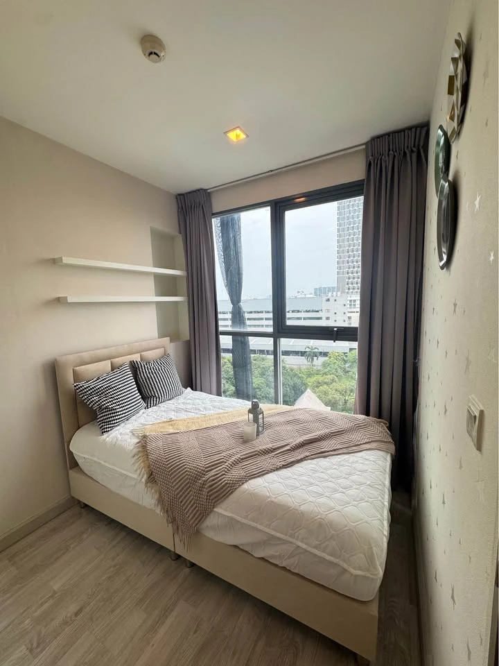 For rent: Ideo Mobi Sukhumvit, 7th floor, beautiful city view from corner room, quiet and private. I must say you must book.