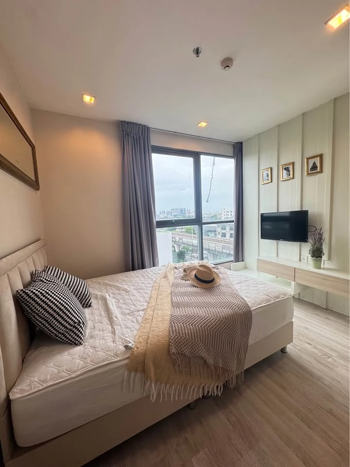 For rent: Ideo Mobi Sukhumvit, 7th floor, beautiful city view from corner room, quiet and private. I must say you must book.