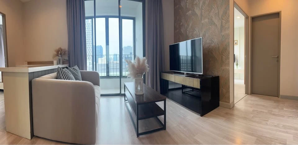 For rent: Ideo Mobi Sukhumvit, 7th floor, beautiful city view from corner room, quiet and private. I must say you must book.