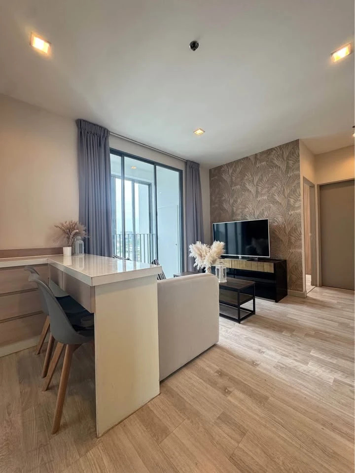 For rent: Ideo Mobi Sukhumvit, 7th floor, beautiful city view from corner room, quiet and private. I must say you must book.