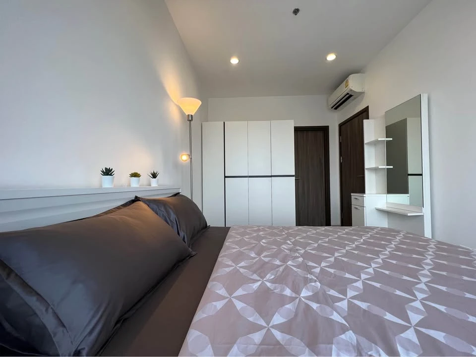 For rent: Ideo Mobi Asoke, 32nd floor, open view, front of the project, room facing Makkasan Park, fully furnished, ready to move in