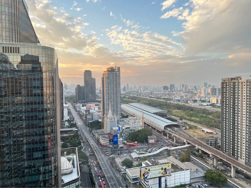 For rent: Ideo Mobi Asoke, 32nd floor, open view, front of the project, room facing Makkasan Park, fully furnished, ready to move in