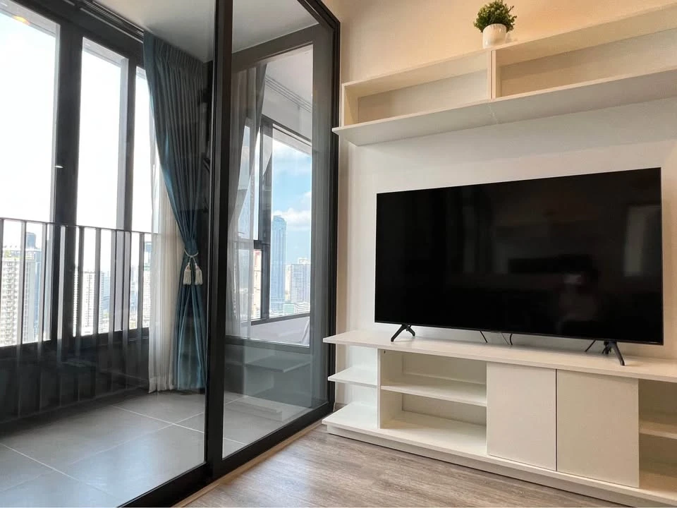 For rent: Ideo Mobi Asoke, 32nd floor, open view, front of the project, room facing Makkasan Park, fully furnished, ready to move in