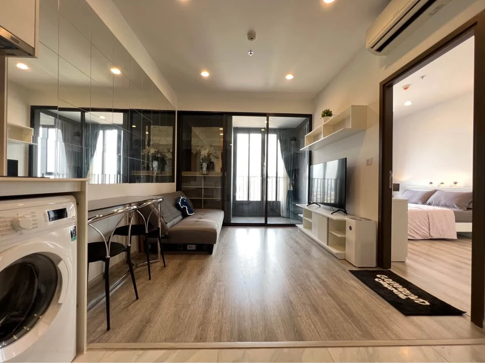 For rent: Ideo Mobi Asoke, 32nd floor, open view, front of the project, room facing Makkasan Park, fully furnished, ready to move in