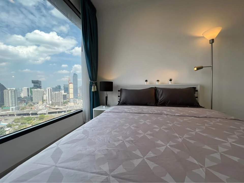 For rent: Ideo Mobi Asoke, 32nd floor, open view, front of the project, room facing Makkasan Park, fully furnished, ready to move in