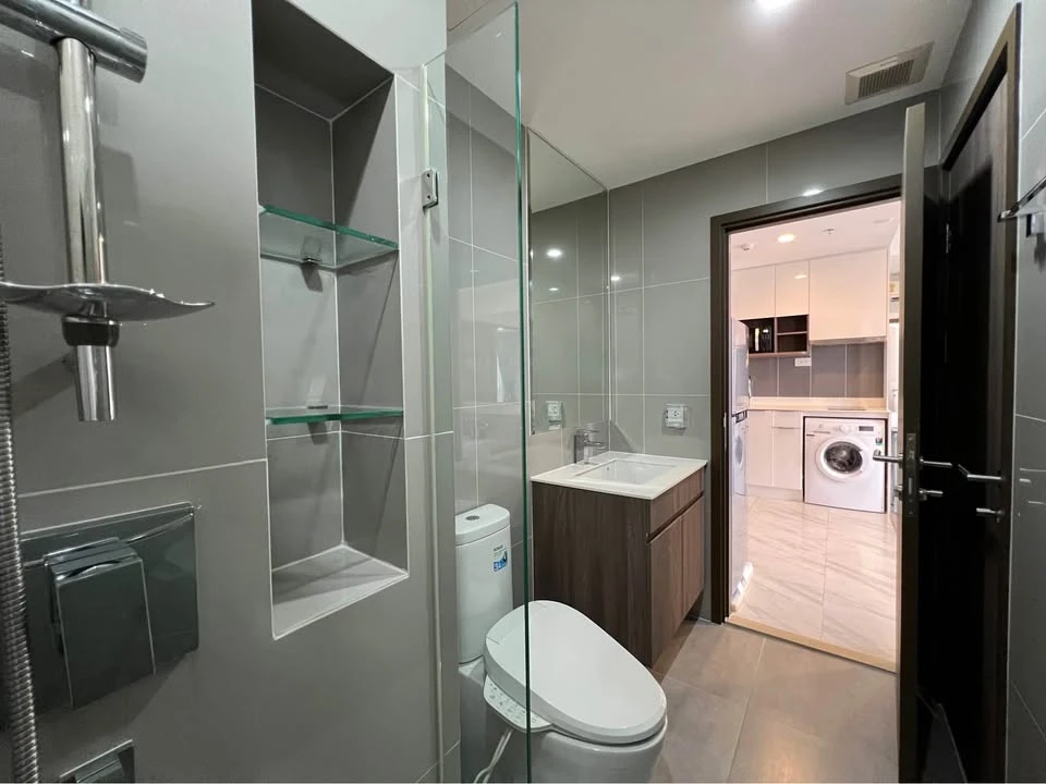 For rent: Ideo Mobi Asoke, 32nd floor, open view, front of the project, room facing Makkasan Park, fully furnished, ready to move in