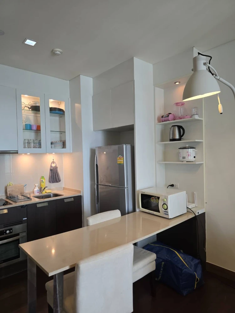 For rent: Ivy Thonglor, 23rd floor, very high, lots of usable space, fully furnished, don't miss it.