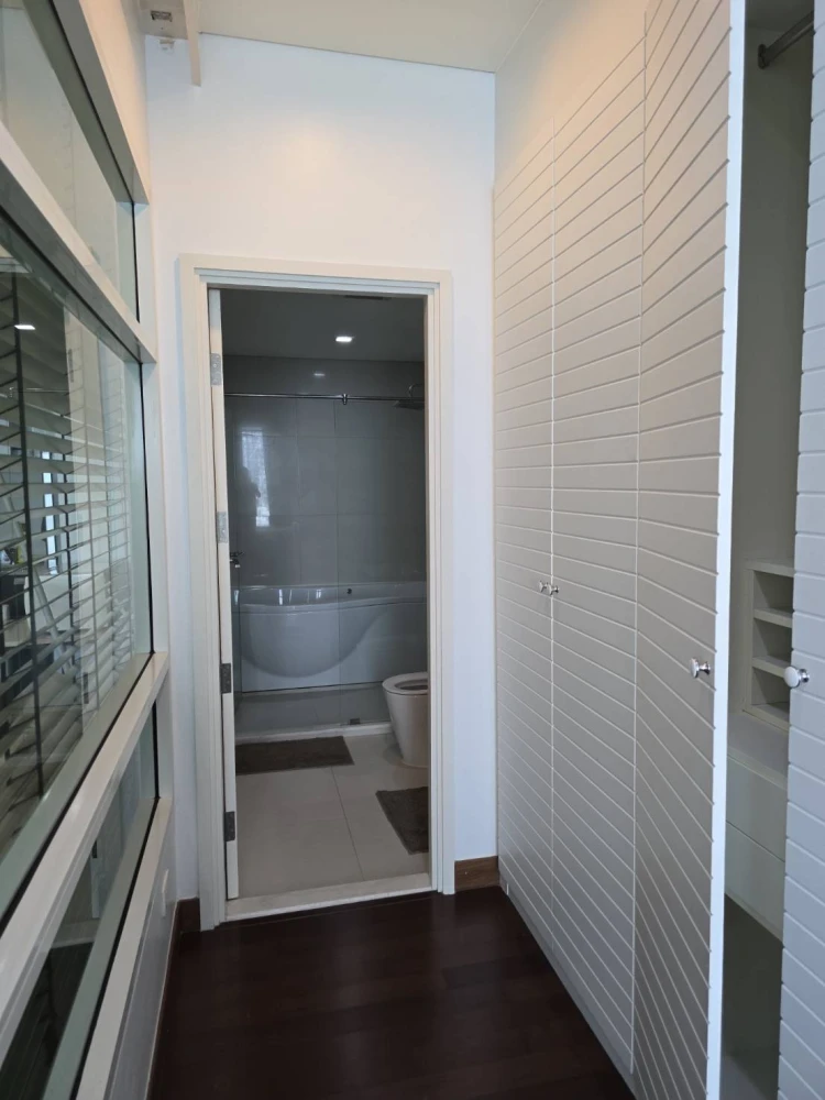 For rent: Ivy Thonglor, 23rd floor, very high, lots of usable space, fully furnished, don't miss it.