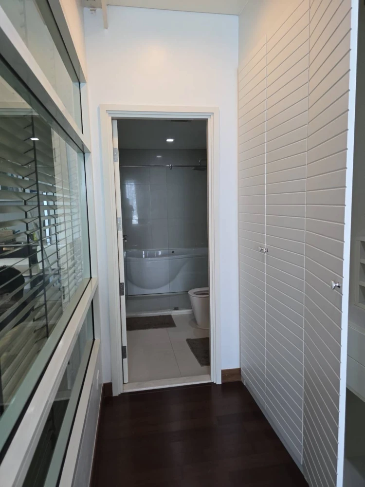 For rent: Ivy Thonglor, 23rd floor, very high, lots of usable space, fully furnished, don't miss it.