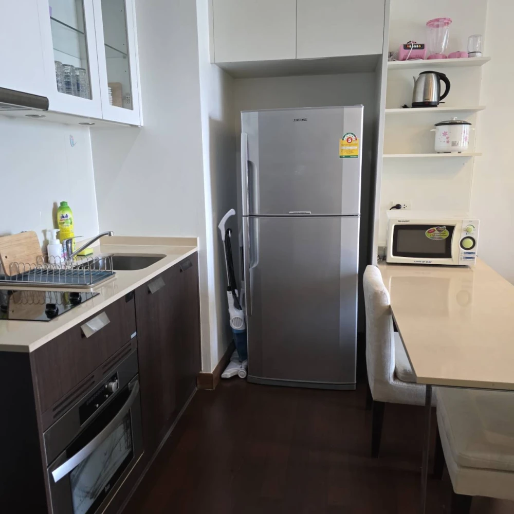 For rent: Ivy Thonglor, 23rd floor, very high, lots of usable space, fully furnished, don't miss it.
