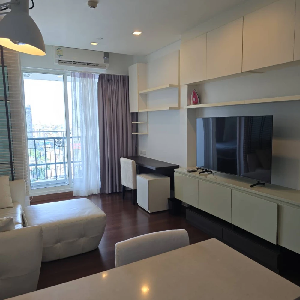 For rent: Ivy Thonglor, 23rd floor, very high, lots of usable space, fully furnished, don't miss it.