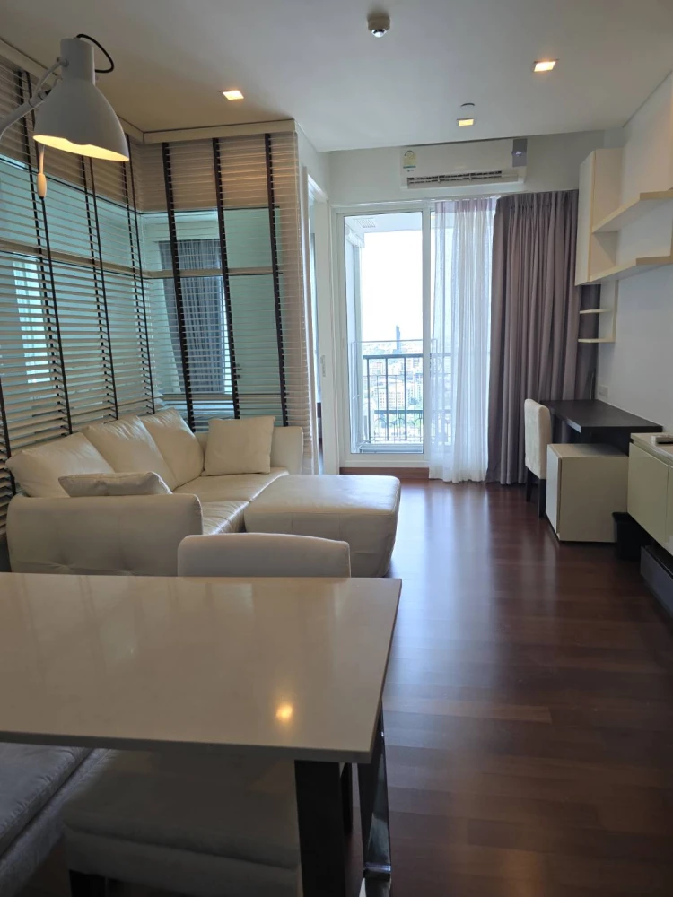For rent: Ivy Thonglor, 23rd floor, very high, lots of usable space, fully furnished, don't miss it.