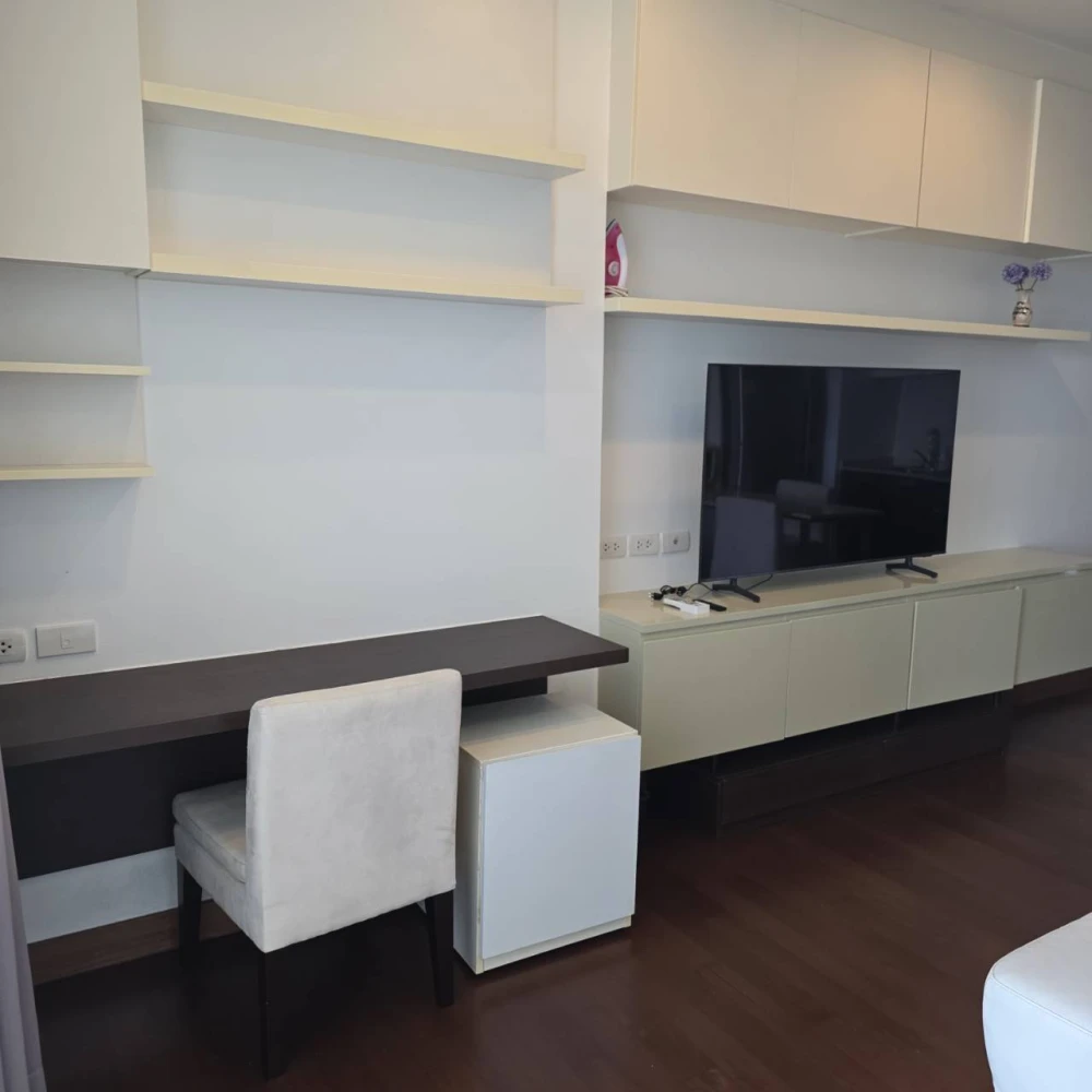 For rent: Ivy Thonglor, 23rd floor, very high, lots of usable space, fully furnished, don't miss it.