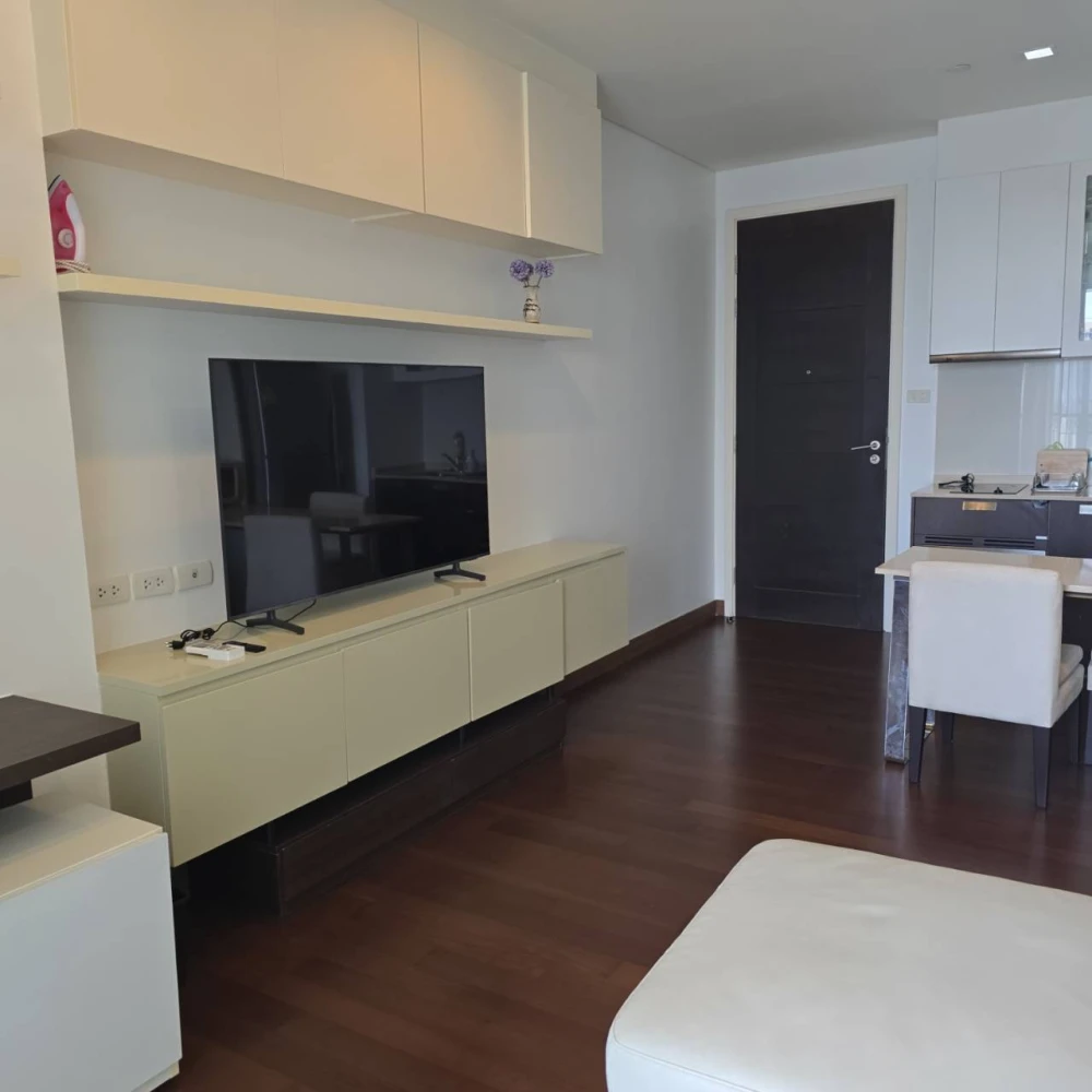 For rent: Ivy Thonglor, 23rd floor, very high, lots of usable space, fully furnished, don't miss it.