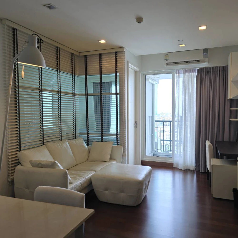 For rent: Ivy Thonglor, 23rd floor, very high, lots of usable space, fully furnished, don't miss it.