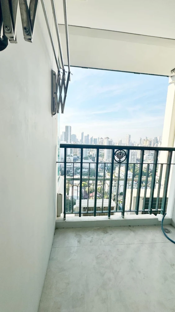 For rent: Ivy Thonglor, a room on a very high floor with a lot of usable space. You can't miss this opportunity to reserve it.