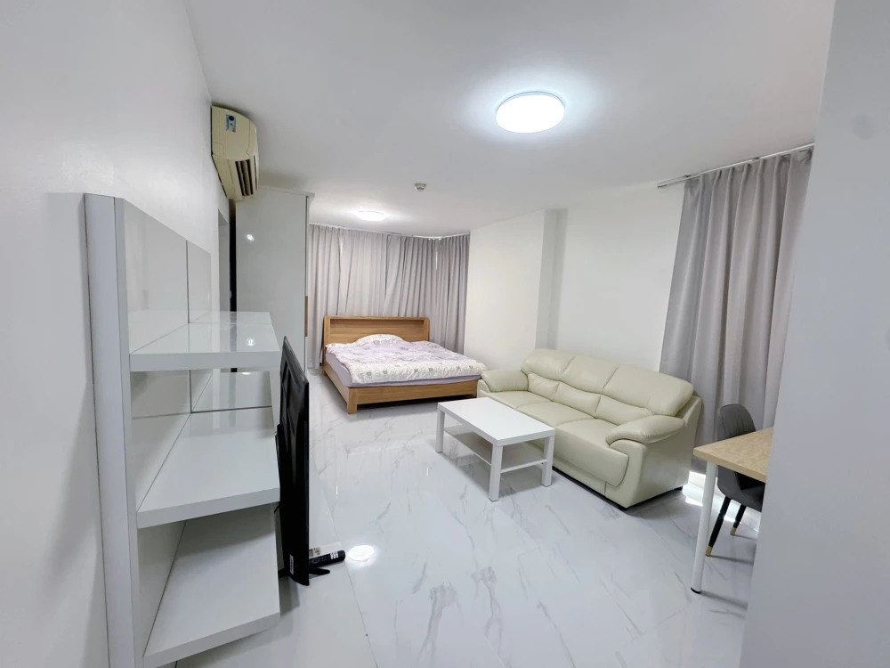 For rent: Ivy Ratchada Condominium, spacious room, comes with usable space, hurry up and reserve now, don't miss out.