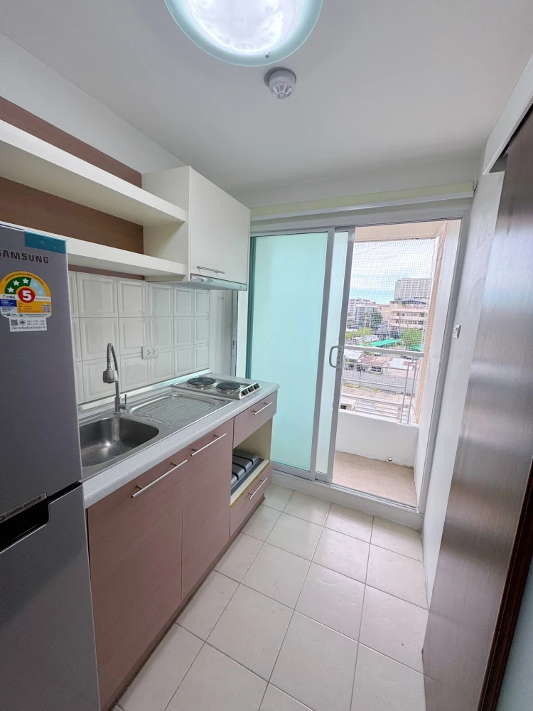 For rent: Ivy Ratchada Condominium, spacious room, comes with usable space, hurry up and reserve now, don't miss out.