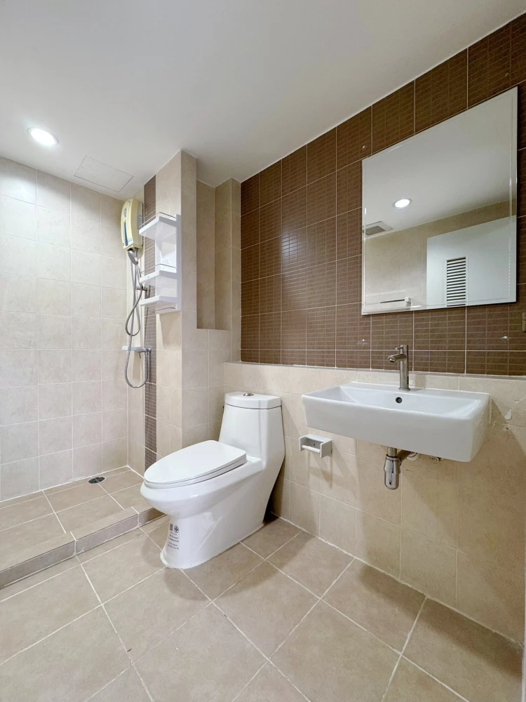 For rent: Ivy Ratchada Condominium, spacious room, comes with usable space, hurry up and reserve now, don't miss out.