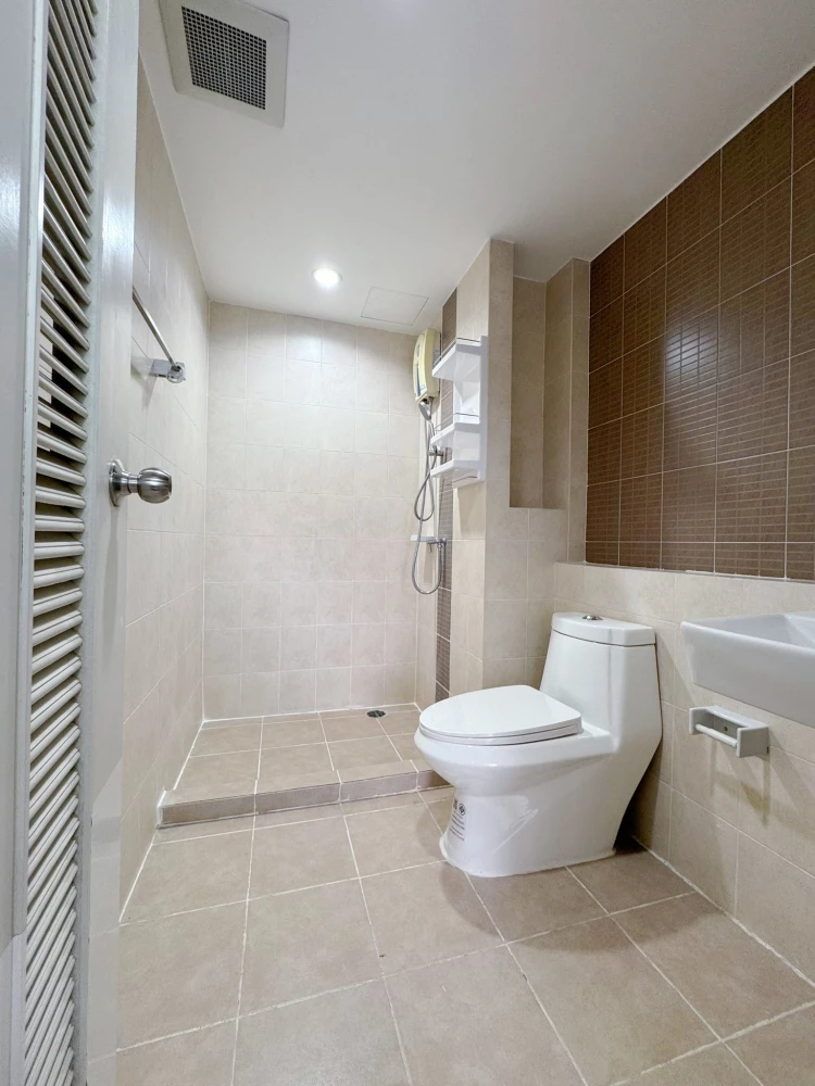 For rent: Ivy Ratchada Condominium, spacious room, comes with usable space, hurry up and reserve now, don't miss out.