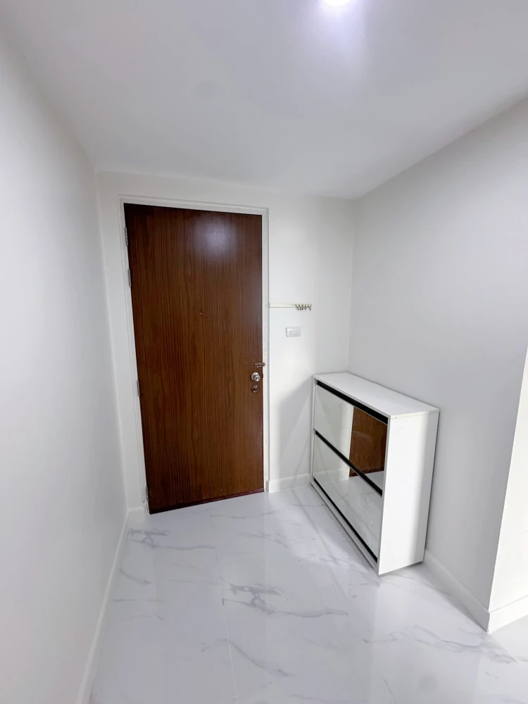For rent: Ivy Ratchada Condominium, spacious room, comes with usable space, hurry up and reserve now, don't miss out.