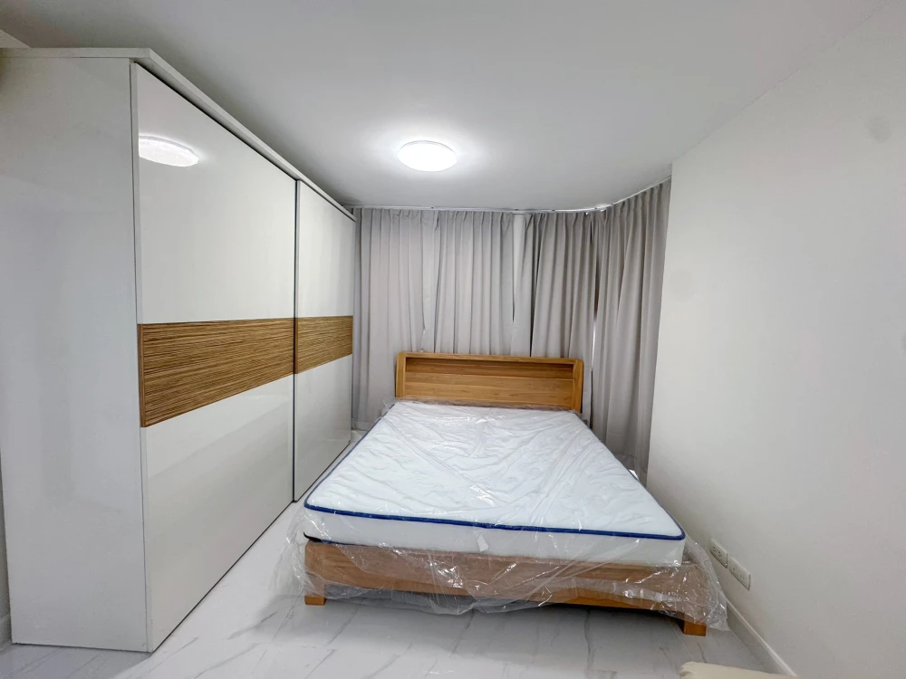 For rent: Ivy Ratchada Condominium, spacious room, comes with usable space, hurry up and reserve now, don't miss out.